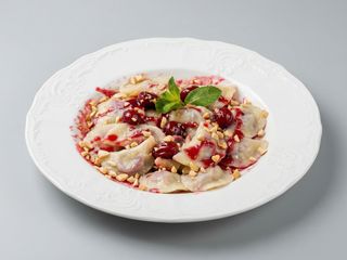 Вареники з вишнею та вишневим соусом з арахісом (200г)