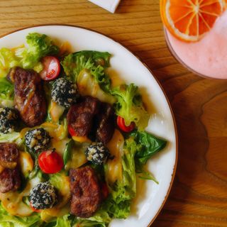 Салат з курячою печінкою та карамелізованою грушою