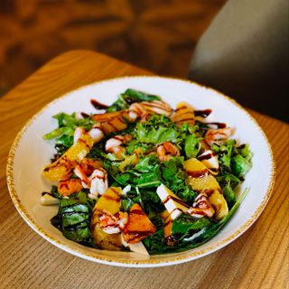 Салат з карамелізованим гарбузом,тигровою креветкою та апельсином