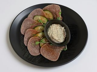 Язик яловичий з соусом Хрін