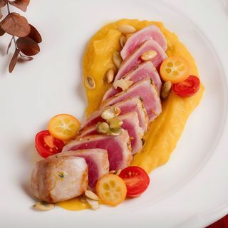 СТЕЙК З ТУНЦЯ з морквяним пюре