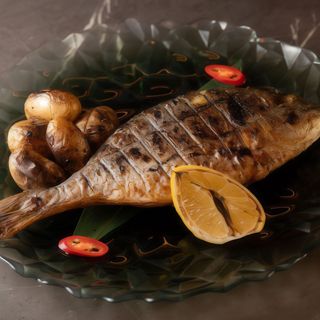 Ціла дорадо з запеченою картоплею