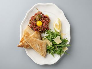 Класичний тартар з яловичини з руколою та трюфельною олією 