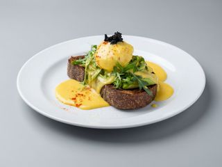 Авокадо тост з яйцем пашот та соусом голандез 