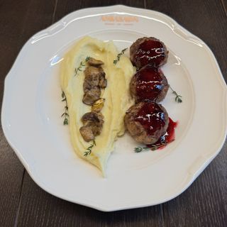 Котлети з оленини з білими грибами та ожиновим джемом695