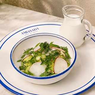 Холодний літній суп з рваною куркою