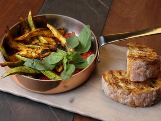 Пательня смажених по-тосканськи цукіні