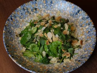 Зелений салат зі шпинатом, стеблами селери та мигдалем