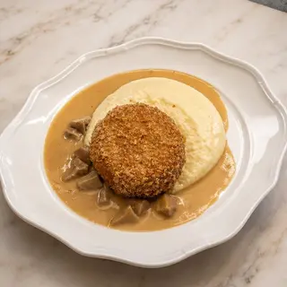Банош з томленими щічками в хрумкій кулі