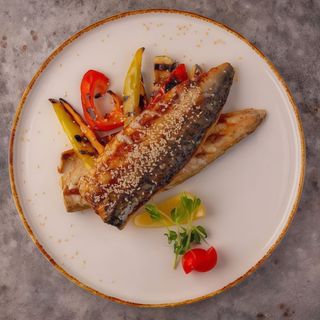 Скумбрія на подушці з овочей 