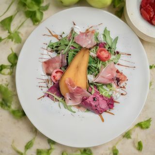 Салат з пармою, карамелізованою грушею і сиром Дор Блю (250г)