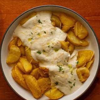 Картопляні дольки під сирим соусом 