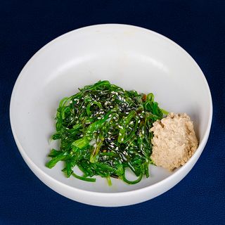 Салат Чука з горіховим соусом (160г)