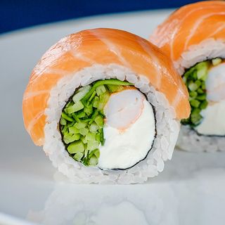 Рол з тигровою креветкою у норвезькому лососі слабосолоний  (325г)