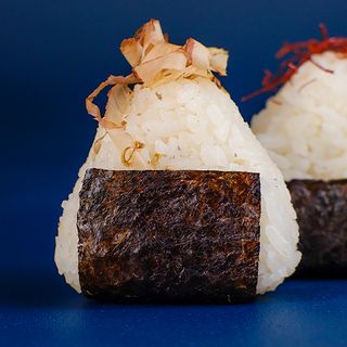 Онігірі з лососем місо (80г)