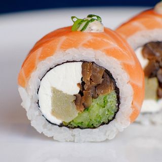 Рол з лососем та трюфельним соусом  (400гр)