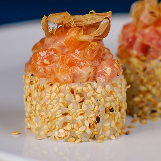 Рол фелікс в білому кунжуті з лососем та тунцем (345г)