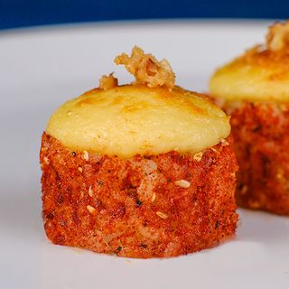 Запечений гострий рол з копченим сиром, лососем і тунцем (310г)
