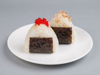 Онігірі з лососем (85 г)