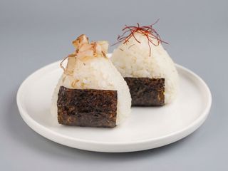 Онігірі з лососем місо (80г)