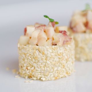 Рол фелікс в білому кунжуті з кальмаром (325г)