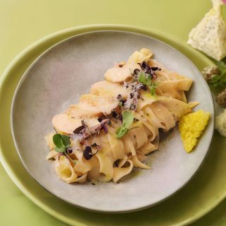 Фетуччіні з трюфельною пастою та куркою