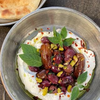 Лабне з фініками