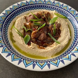 Хумус з телятиною