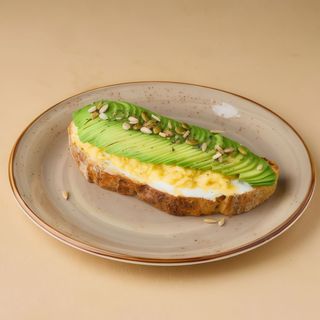 Гламурний авокадо тост з лабне і скремблом