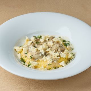 Вершкова полента під грибним соусом із домашньою бринзою та зеленню