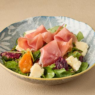 Салат із домашньою бринзою, хамоном, печеним буряком та гарбузом