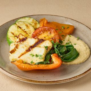 Грильовані овочі з хендмейд хумусом і смаженим халумі