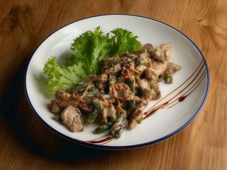 Свинина із спаржевою квасолею під вершковим соусом (350г)