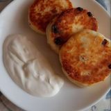 Сирники Фірмові з родзинками та сметаною