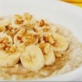 Вівсянка з кленовим  сиропом , фруктами та горіхами