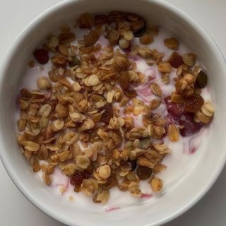 Гранола з ягодами , йогуртом Lactel та вершками