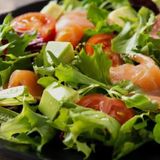 Салат з лососем , авокадо та цитрусовою заправкою ,