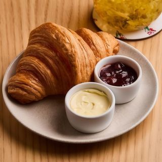 Круасан класичний з маслом та джемом