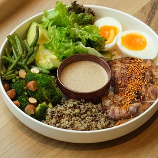 Боул з куркою та кунжутним соусом
