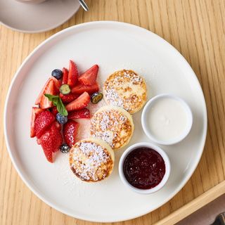 Сирнички зі сметаною та джемом