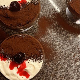 Тірамісу з вишнею та ромом