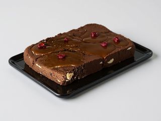 Брауні з фундуком та журавлиною