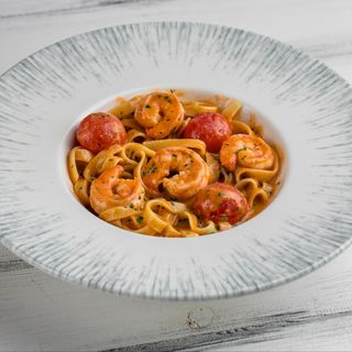 Тальятеле з тихоокеанськими креветками у соусі біск з томатами чері (400 г)
