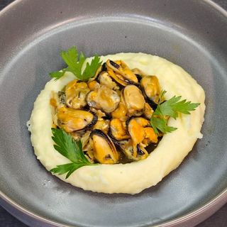 Піджарка з картопляним пюре - з мʼясом мідій 180/150г 