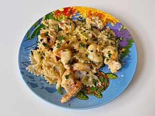 Бантики (фарфале) з креветками у вершковому соусі з сиром (220г)