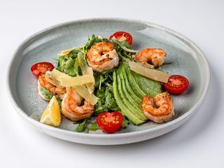 Рукола з тигровими креветками, томатами чері та Пармезаном (245г)