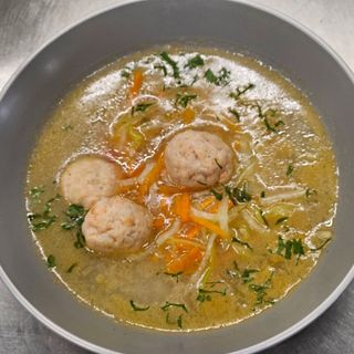 Домашній суп з лососевими фрикадельками та вермішеллю (300 г)