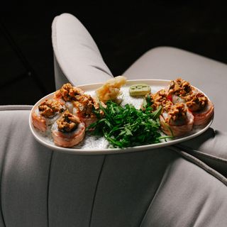 Рол з запеченим лососем та копченим вугрем 