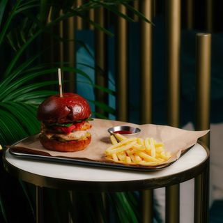 Бургер курячий з перцем та Моцарелою