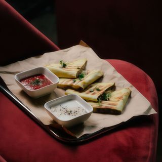 Кесадилья з телятиною, печеною паприкою та грибами